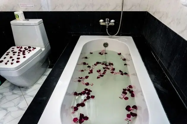 Deluxe Tek Büyük veya İki Ayrı Yataklı Oda, 1 Çift Kişilik veya 2 Tek Kişilik Yatak, Küvet