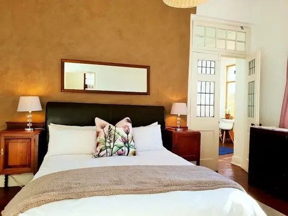 Westbank * Sleeps 8