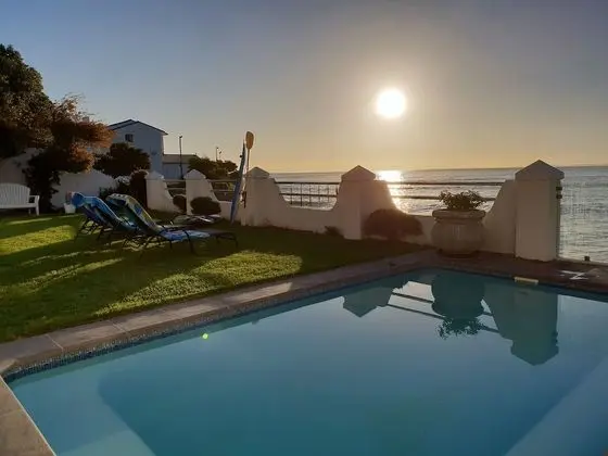 Westbank * Sleeps 8