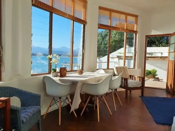 Westbank * Sleeps 8
