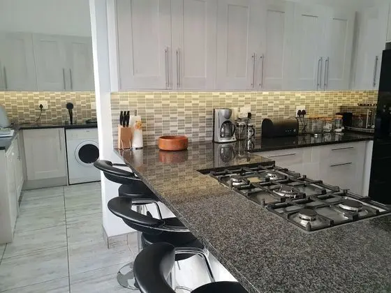 Westbank * Sleeps 8