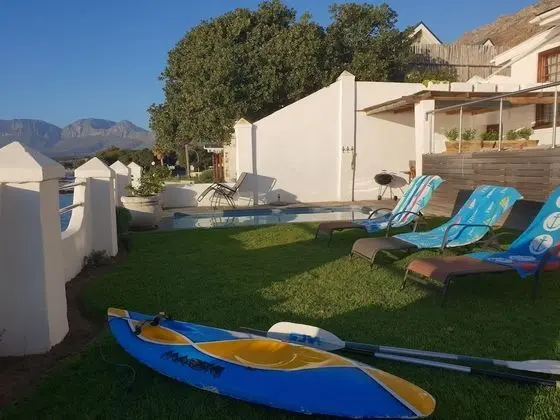 Westbank * Sleeps 8