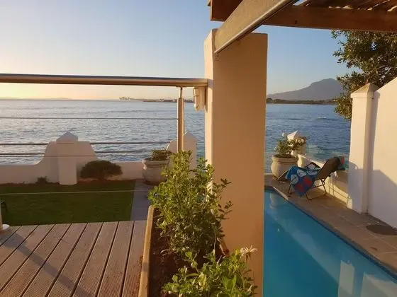 Westbank * Sleeps 8