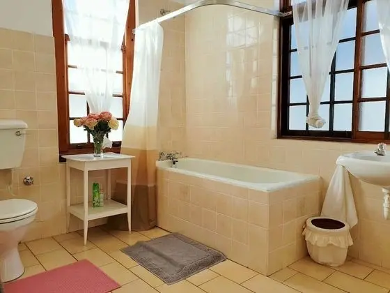 Westbank * Sleeps 8