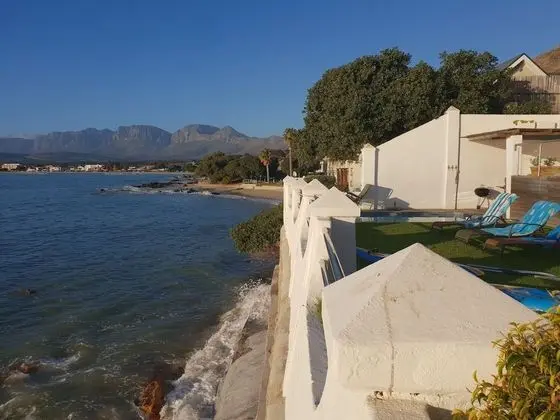 Westbank * Sleeps 8
