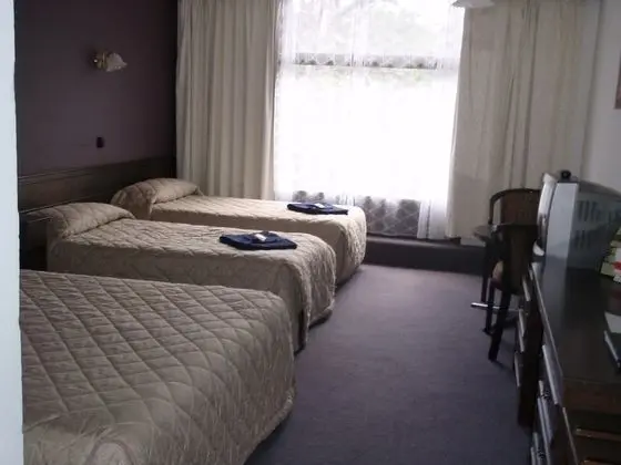 Üç Kişilik Oda (First Floor Rooms 2 Flights of Stairs)