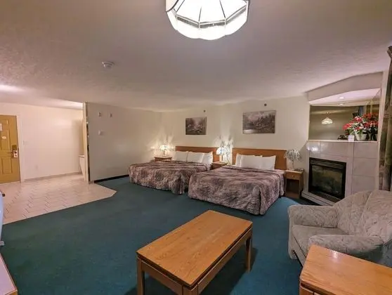 Standard Oda, Birden Çok Yatak, Mutfak (1King 1Queen Bed)