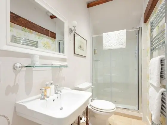 King Room Ensuite (With Shower)