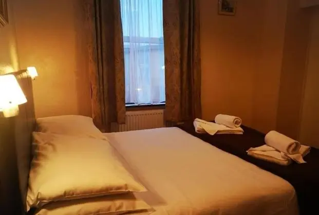 Tek Büyük Yataklı Oda, Ortak Banyo, Ek Bina