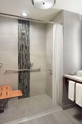 Oda, 2 Büyük (Queen) Boy Yatak (Mobility Accessible, Roll-In Shower)