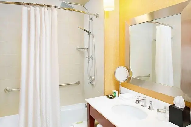 Oda, 2 Büyük (Queen) Boy Yatak (Mobility Accessible, Roll-In Shower)
