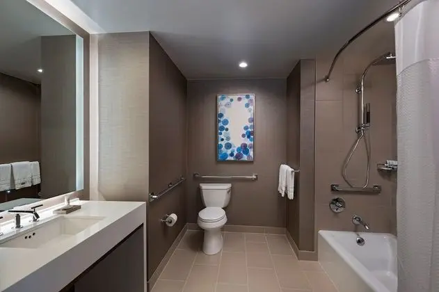 Club Süit, 1 Yatak Odası (Mobility Accessible, Roll-In Shower)
