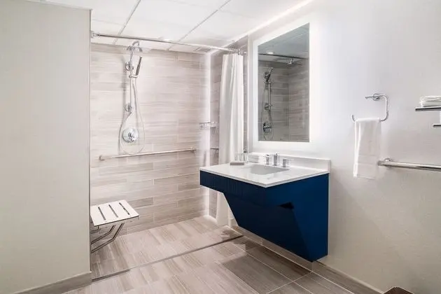 Traditional Oda, Birden Çok Yatak (Mobility Accessible, Roll-In Shower)