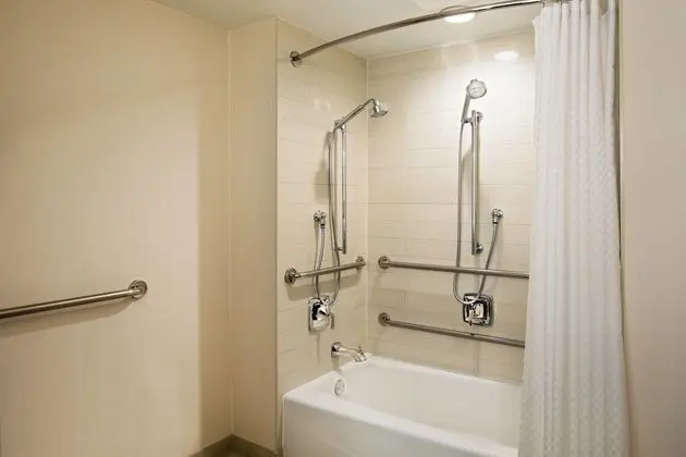 Traditional Oda, 1 En Büyük (King) Boy Yatak (Mobility Accessible, Tub)