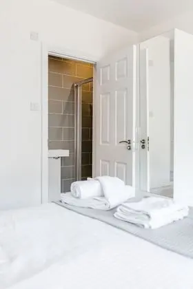 Deluxe Tek Büyük Yataklı Oda (with Shower)