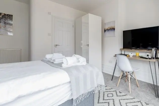 Deluxe Tek Büyük Yataklı Oda (with Shower)