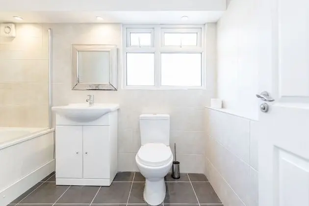 Tek Büyük Yataklı Oda, Ortak Banyo