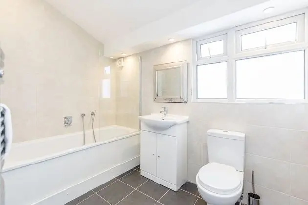Tek Büyük Yataklı Oda, Ortak Banyo