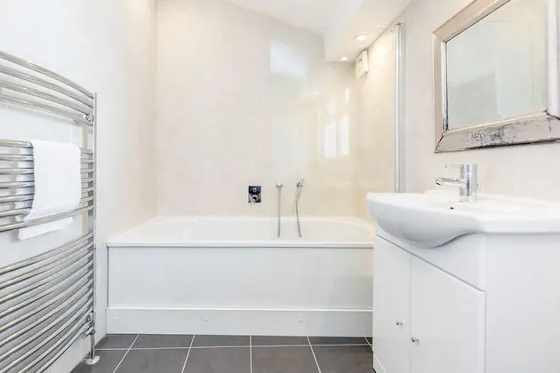 Tek Büyük Yataklı Oda, Ortak Banyo