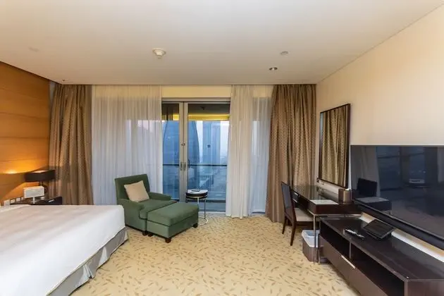 Premier Studio with Partial Burj View
