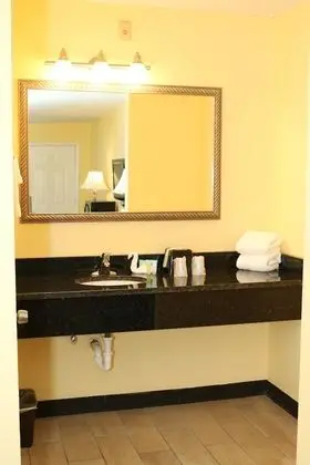 Üç Kişilik Oda, 1 En Büyük (King) Boy Yatak ve Çekyat, Buzdolabı ve Mikrodalga
