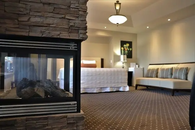 Luxury King Suite with Spa Bath, Multi-Jet Shower, and Fireplace