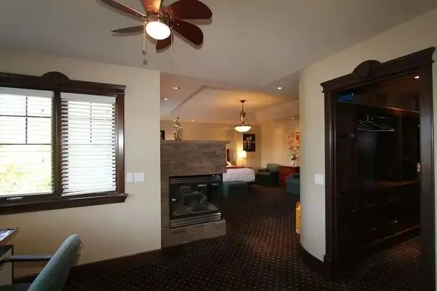 Luxury King Suite with Spa Bath, Multi-Jet Shower, and Fireplace