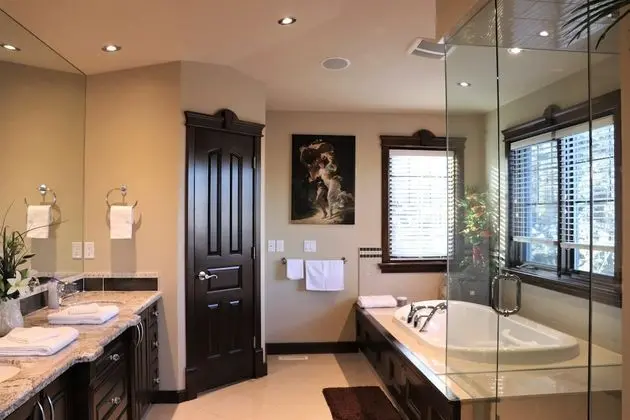 Luxury King Suite with Spa Bath, Multi-Jet Shower, and Fireplace