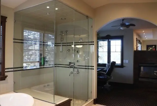 Luxury King Suite with Spa Bath, Multi-Jet Shower, and Fireplace