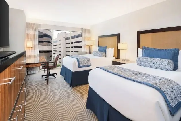 Oda, 2 Çift Kişilik Yatak, Şehir Manzaralı