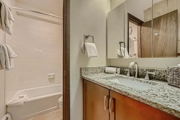 Daire, 1 En Büyük (King) Boy Yatak ve Çekyat (Westwind 102 2BD 2BA Silver Condo)