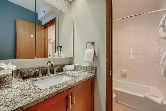Daire, 1 En Büyük (King) Boy Yatak ve Çekyat (Westwind 102 2BD 2BA Silver Condo)