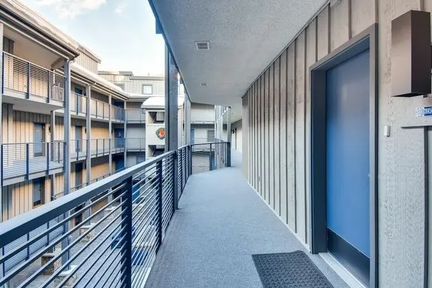 Daire, 1 Büyük (Queen) Boy Yatak ve Çekyat (Westwind 303 1BD 1BA Plat. Condo)