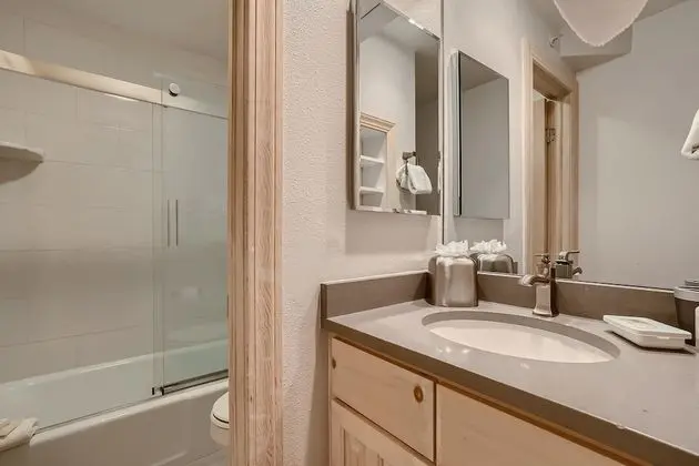 Daire, 1 En Büyük (King) Boy Yatak ve Çekyat (Westwind 307 2BD 2BA Plat. Condo)