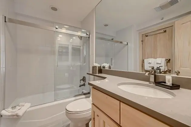 Daire, 1 En Büyük (King) Boy Yatak ve Çekyat (Westwind 307 2BD 2BA Plat. Condo)