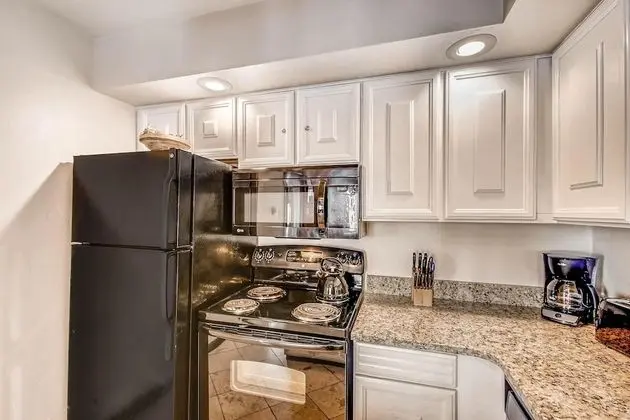 Daire, 1 En Büyük (King) Boy Yatak ve Çekyat (Westwind 403 1BD 2BA Gold Condo)