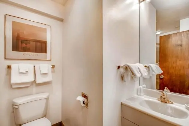 Daire, 1 En Büyük (King) Boy Yatak ve Çekyat (Westwind 403 1BD 2BA Gold Condo)