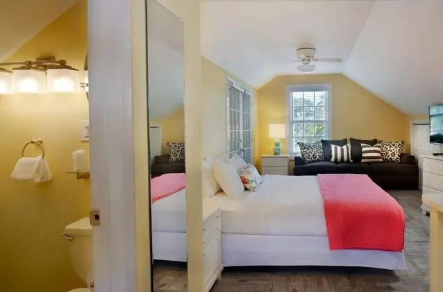 Junior King, Sleeper Sofa, 2nd Floor - no elevator