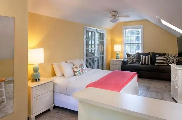 Junior King, Sleeper Sofa, 2nd Floor - no elevator