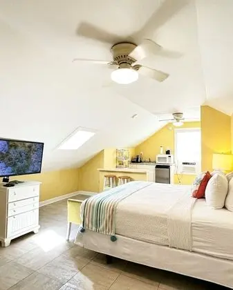 Junior King, Sleeper Sofa, 2nd Floor - no elevator