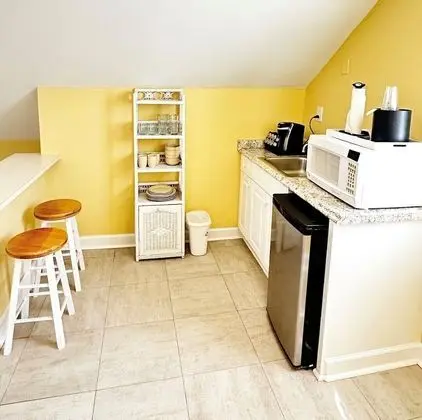 Junior King, Sleeper Sofa, 2nd Floor - no elevator