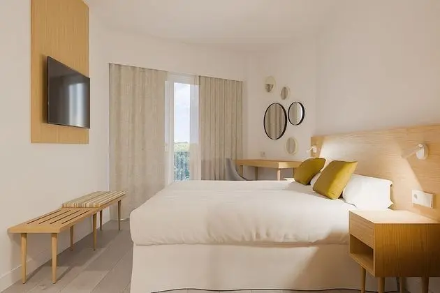 Tek Büyük Yataklı Oda, Balkon, Kısmi Deniz Manzaralı