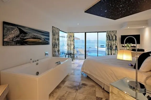 Superior Oda, Deniz Manzaralı (ground floor, access to pool deck)