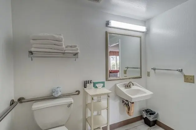 Standard Room, Two Queen Beds, Disability Access. (2 Queen Beds)