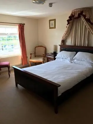 Traditional Tek Büyük Yataklı Oda