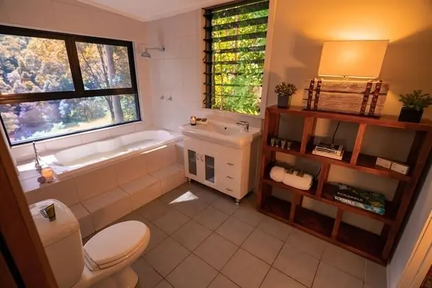 Deluxe Kır Evi, 2 Yatak Odası, 2 Banyolu (Treehaven Cottage)