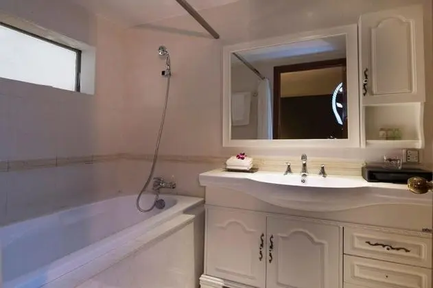 Deluxe Tek Büyük Yataklı Oda (with Window)