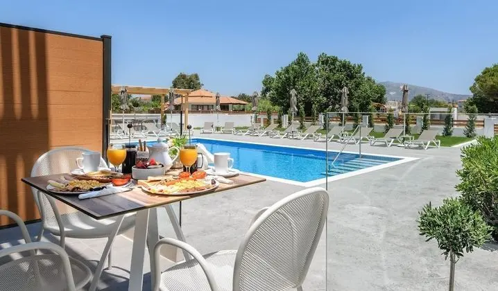 Deluxe Stüdyo, Havuz Manzaralı