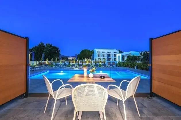 Deluxe Stüdyo, Havuz Manzaralı
