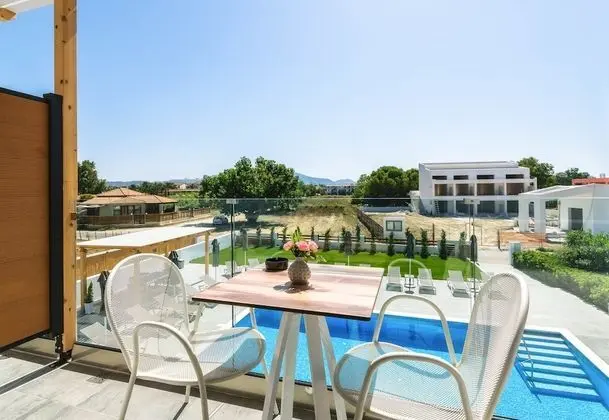 Stüdyo, Havuz Manzaralı